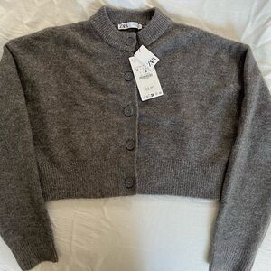 Zara’s soft knit grey cardigan ✨